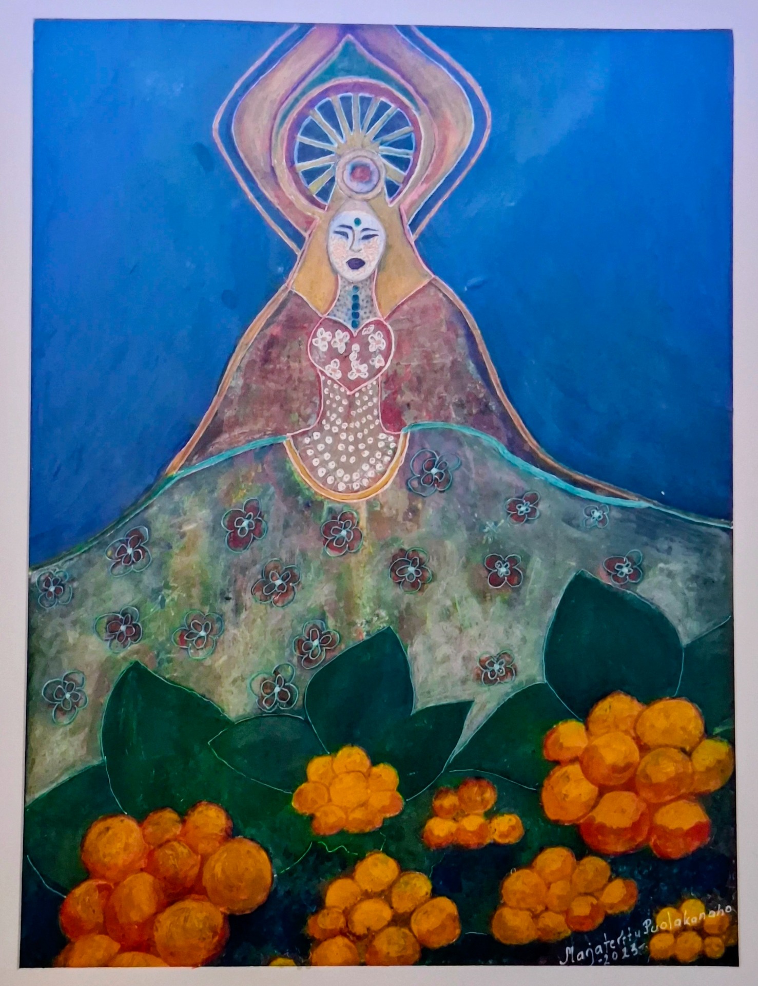 Hillahaltijatar( Marja-Terttu 2023, syntyi poikkeuksellisen runsaan hillakesän innoittamana. "Suojelkaa ja varjelkaa herkkää Lapin luontoa!" on haltijattaren sanoma.